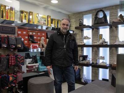 �Siamo in corso Cavour dal 1997, ma l�attivit� � del 1920 � ci dice il 50enne titolare Francesco Lamuraglia -. Fu mio nonno Francesco Paolo Antonio ad avviare il negozio in via Manzoni. Poi noi nipoti decidemmo di spostarci qui perch�, rispetto al quartiere Libert�, notammo su questa strada pi� vitalit�